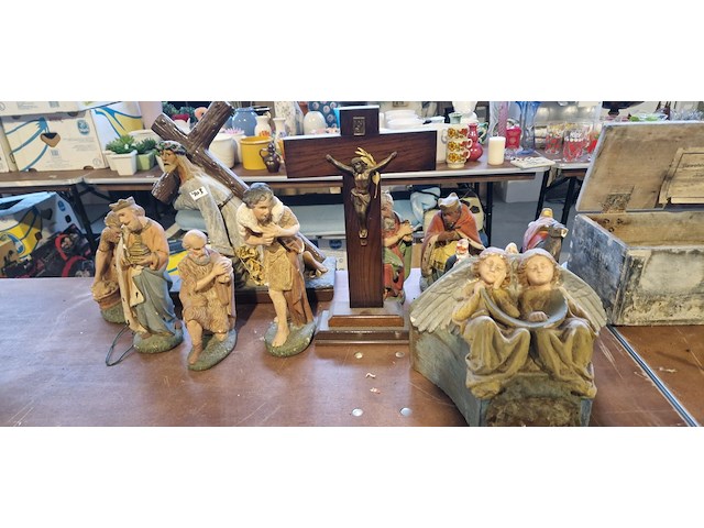 Heiligen met oude heiligheid voor muur - afbeelding 1 van  3