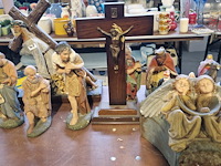 Heiligen met oude heiligheid voor muur - afbeelding 1 van  3