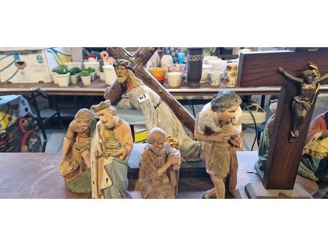 Heiligen met oude heiligheid voor muur - afbeelding 2 van  3