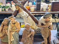 Heiligen met oude heiligheid voor muur - afbeelding 2 van  3