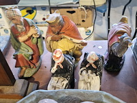 Heiligen met oude heiligheid voor muur - afbeelding 3 van  3