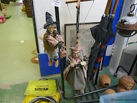 Heks en bewegende lappenpop - afbeelding 1 van  1
