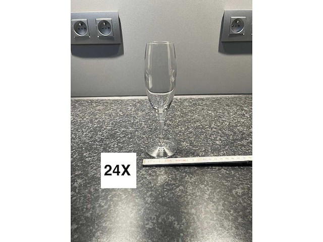 Hele voorraad diverse servies, glaswerk, tassen en borden (550x) - afbeelding 8 van  43