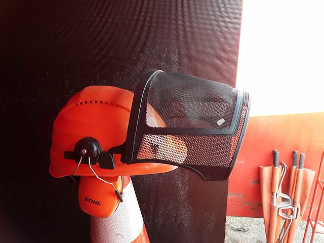 Helm met gehoorbescherming - afbeelding 1 van  2