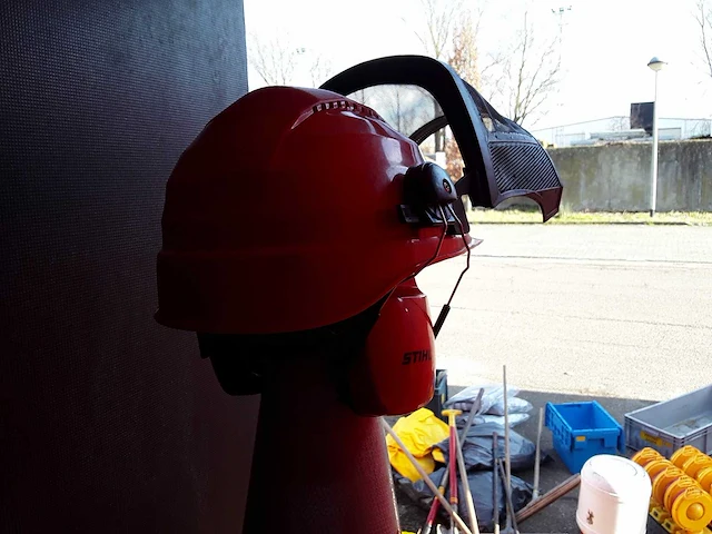 Helm met gehoorbescherming - afbeelding 2 van  2