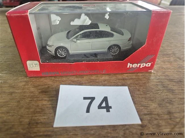 Herpa passat - afbeelding 1 van  3