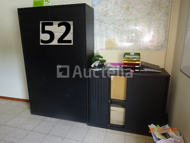 Het gehele kantoor inclusief 1 thomson tafelkoelkast, 1 voedselverwarmer, 1 directiestoel, 1 bureau, 1 elektrische radiator, 4 flatscreens, 1 computertoren, 1 telefoon, 1 metalen kast met twee deuren, 1 metalen kast met twee schuifdeuren, 1 planbord, 1 bureau en 2 stoelen, 1 witte kledingkast - afbeelding 2 van  11