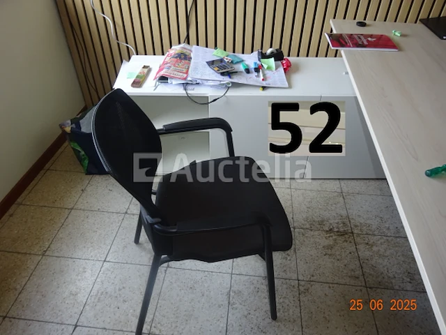 Het gehele kantoor inclusief 1 thomson tafelkoelkast, 1 voedselverwarmer, 1 directiestoel, 1 bureau, 1 elektrische radiator, 4 flatscreens, 1 computertoren, 1 telefoon, 1 metalen kast met twee deuren, 1 metalen kast met twee schuifdeuren, 1 planbord, 1 bureau en 2 stoelen, 1 witte kledingkast - afbeelding 3 van  11