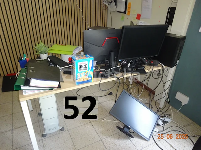 Het gehele kantoor inclusief 1 thomson tafelkoelkast, 1 voedselverwarmer, 1 directiestoel, 1 bureau, 1 elektrische radiator, 4 flatscreens, 1 computertoren, 1 telefoon, 1 metalen kast met twee deuren, 1 metalen kast met twee schuifdeuren, 1 planbord, 1 bureau en 2 stoelen, 1 witte kledingkast - afbeelding 1 van  11