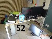Het gehele kantoor inclusief 1 thomson tafelkoelkast, 1 voedselverwarmer, 1 directiestoel, 1 bureau, 1 elektrische radiator, 4 flatscreens, 1 computertoren, 1 telefoon, 1 metalen kast met twee deuren, 1 metalen kast met twee schuifdeuren, 1 planbord, 1 bureau en 2 stoelen, 1 witte kledingkast - afbeelding 1 van  11