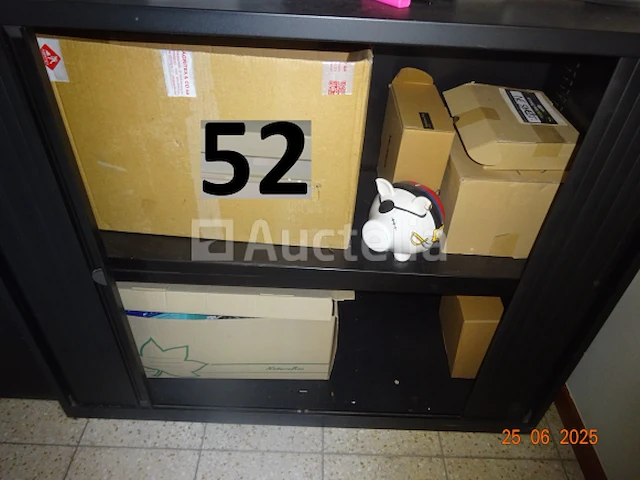 Het gehele kantoor inclusief 1 thomson tafelkoelkast, 1 voedselverwarmer, 1 directiestoel, 1 bureau, 1 elektrische radiator, 4 flatscreens, 1 computertoren, 1 telefoon, 1 metalen kast met twee deuren, 1 metalen kast met twee schuifdeuren, 1 planbord, 1 bureau en 2 stoelen, 1 witte kledingkast - afbeelding 4 van  11