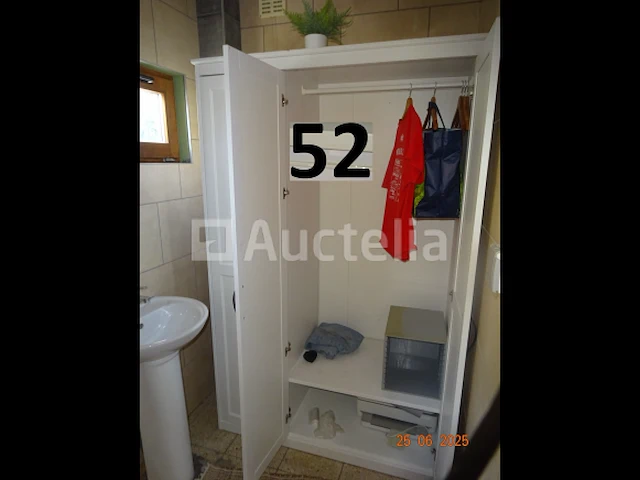 Het gehele kantoor inclusief 1 thomson tafelkoelkast, 1 voedselverwarmer, 1 directiestoel, 1 bureau, 1 elektrische radiator, 4 flatscreens, 1 computertoren, 1 telefoon, 1 metalen kast met twee deuren, 1 metalen kast met twee schuifdeuren, 1 planbord, 1 bureau en 2 stoelen, 1 witte kledingkast - afbeelding 5 van  11