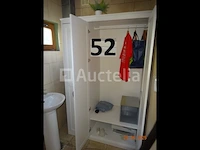 Het gehele kantoor inclusief 1 thomson tafelkoelkast, 1 voedselverwarmer, 1 directiestoel, 1 bureau, 1 elektrische radiator, 4 flatscreens, 1 computertoren, 1 telefoon, 1 metalen kast met twee deuren, 1 metalen kast met twee schuifdeuren, 1 planbord, 1 bureau en 2 stoelen, 1 witte kledingkast - afbeelding 5 van  11