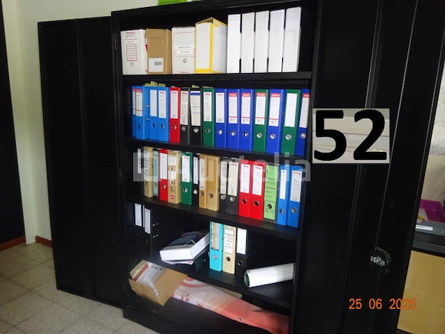 Het gehele kantoor inclusief 1 thomson tafelkoelkast, 1 voedselverwarmer, 1 directiestoel, 1 bureau, 1 elektrische radiator, 4 flatscreens, 1 computertoren, 1 telefoon, 1 metalen kast met twee deuren, 1 metalen kast met twee schuifdeuren, 1 planbord, 1 bureau en 2 stoelen, 1 witte kledingkast - afbeelding 6 van  11