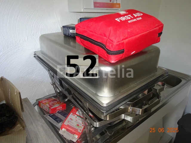 Het gehele kantoor inclusief 1 thomson tafelkoelkast, 1 voedselverwarmer, 1 directiestoel, 1 bureau, 1 elektrische radiator, 4 flatscreens, 1 computertoren, 1 telefoon, 1 metalen kast met twee deuren, 1 metalen kast met twee schuifdeuren, 1 planbord, 1 bureau en 2 stoelen, 1 witte kledingkast - afbeelding 8 van  11