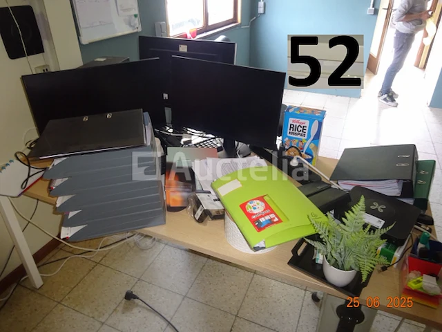 Het gehele kantoor inclusief 1 thomson tafelkoelkast, 1 voedselverwarmer, 1 directiestoel, 1 bureau, 1 elektrische radiator, 4 flatscreens, 1 computertoren, 1 telefoon, 1 metalen kast met twee deuren, 1 metalen kast met twee schuifdeuren, 1 planbord, 1 bureau en 2 stoelen, 1 witte kledingkast - afbeelding 9 van  11