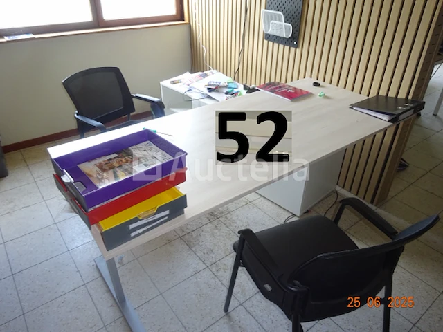Het gehele kantoor inclusief 1 thomson tafelkoelkast, 1 voedselverwarmer, 1 directiestoel, 1 bureau, 1 elektrische radiator, 4 flatscreens, 1 computertoren, 1 telefoon, 1 metalen kast met twee deuren, 1 metalen kast met twee schuifdeuren, 1 planbord, 1 bureau en 2 stoelen, 1 witte kledingkast - afbeelding 11 van  11