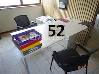 Het gehele kantoor inclusief 1 thomson tafelkoelkast, 1 voedselverwarmer, 1 directiestoel, 1 bureau, 1 elektrische radiator, 4 flatscreens, 1 computertoren, 1 telefoon, 1 metalen kast met twee deuren, 1 metalen kast met twee schuifdeuren, 1 planbord, 1 bureau en 2 stoelen, 1 witte kledingkast - afbeelding 11 van  11