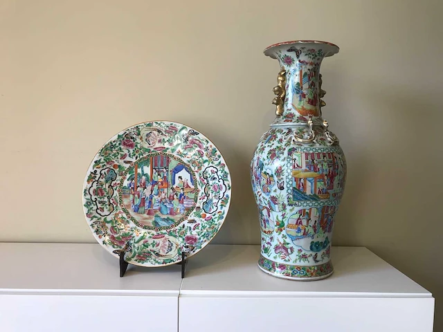 High quality decorated canton porcelain set. palace scenery. famille rose. 19th century. - afbeelding 1 van  77