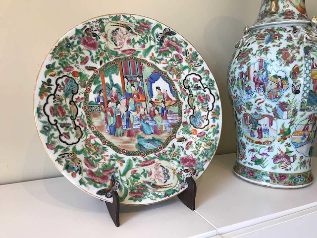 High quality decorated canton porcelain set. palace scenery. famille rose. 19th century. - afbeelding 12 van  77