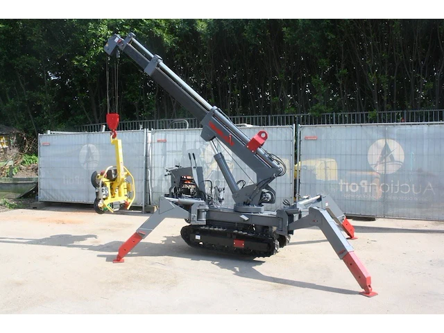 Hijskraan takeuchi tc205 benzine 2000kg 7.0m - afbeelding 1 van  1