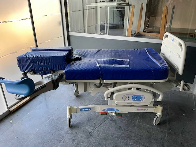 Hill-rom affinity 4 mobiel ziekenhuisbed - afbeelding 1 van  10