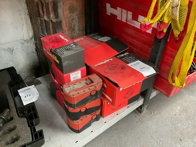 Hilti accu's en laders (11x) - afbeelding 1 van  4