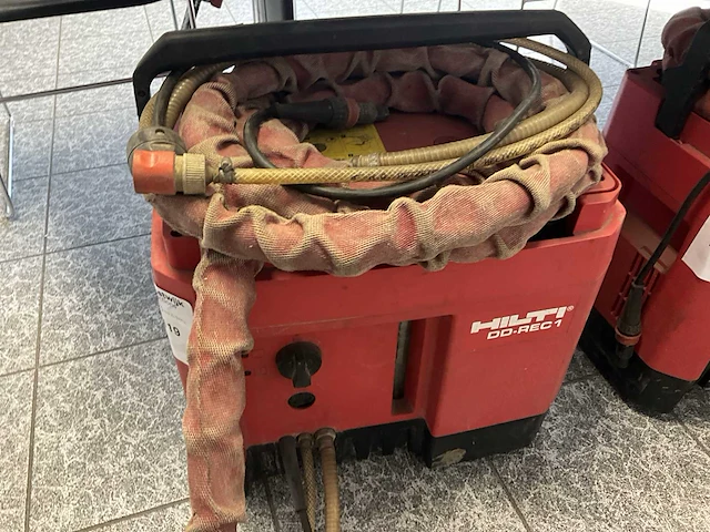 Hilti dd ec-1 kernboormachine met waterpomp - afbeelding 3 van  6