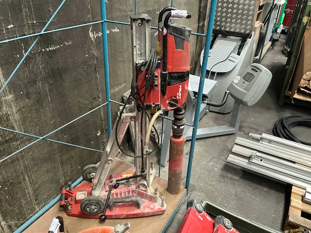 Hilti dd200 kernboormachine op statief - afbeelding 1 van  4