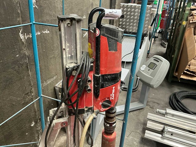 Hilti dd200 kernboormachine op statief - afbeelding 2 van  4