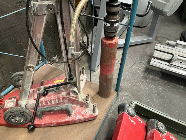 Hilti dd200 kernboormachine op statief - afbeelding 3 van  4