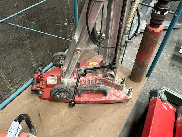 Hilti dd200 kernboormachine op statief - afbeelding 4 van  4
