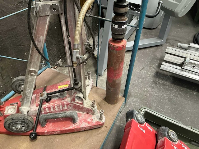 Hilti dd200 kernboormachine op statief - afbeelding 3 van  4