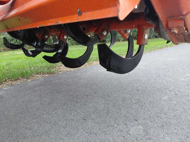 Hinomoto c14 vierwielaangedreven minitractor met grondfrees - afbeelding 9 van  17