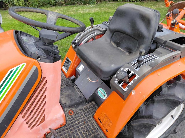 Hinomoto c14 vierwielaangedreven minitractor met grondfrees - afbeelding 13 van  17