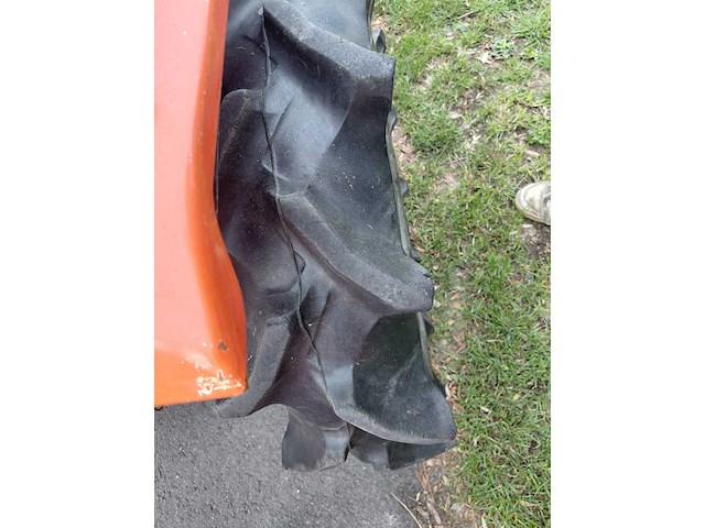 Hinomoto c14 vierwielaangedreven minitractor met grondfrees - afbeelding 16 van  17