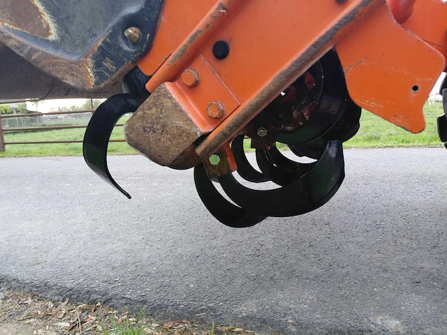 Hinomoto c14 vierwielaangedreven minitractor met grondfrees - afbeelding 8 van  17