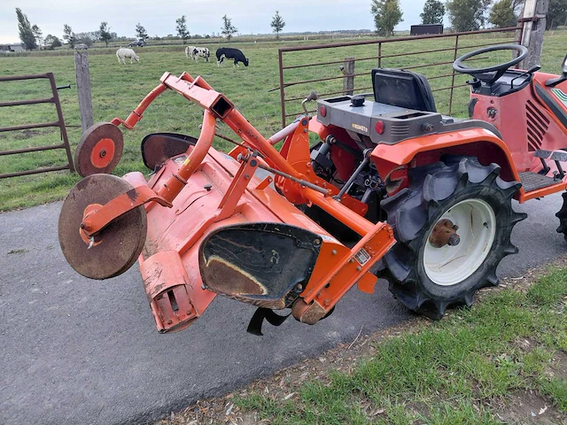 Hinomoto c14 vierwielaangedreven minitractor met grondfrees - afbeelding 11 van  17
