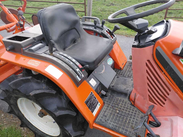 Hinomoto c14 vierwielaangedreven minitractor met grondfrees - afbeelding 14 van  17