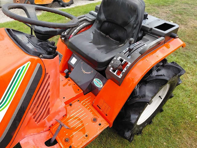 Hinomoto cx14 vierwielaangedreven minitractor - afbeelding 5 van  13