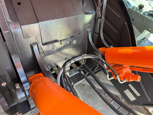 Hitachi - 2017 - zx225uslc-6 - rupsgraafmachine - afbeelding 27 van  55