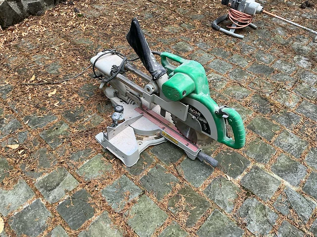 Hitachi c10fsh 2012 cirkelzaagmachine - afbeelding 7 van  11