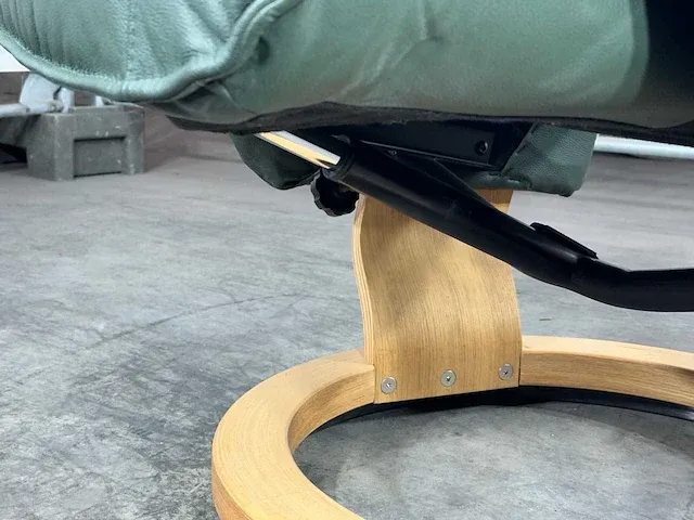 Hjort knudsen - relaxfauteuil, groen leer, handmatig verstelbaar, houten poot - afbeelding 2 van  5