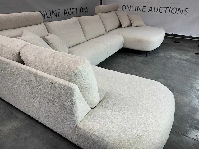 Hjort knudsen - u-bank met lounge en open eiland, beige teddy stof, zwart metalen poten - afbeelding 3 van  6