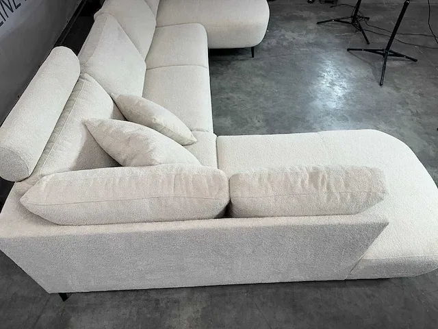 Hjort knudsen - u-bank met lounge en open eiland, beige teddy stof, zwart metalen poten - afbeelding 4 van  6