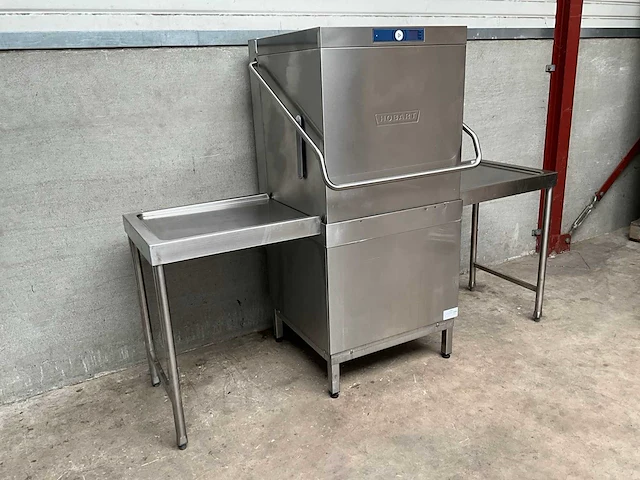 Hobart amxxl-10a korvenvaatwasmachine met aan -en afvoertafel - afbeelding 1 van  5