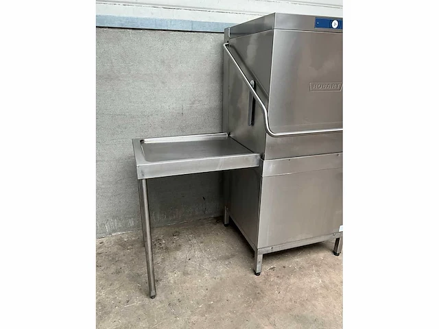 Hobart amxxl-10a korvenvaatwasmachine met aan -en afvoertafel - afbeelding 4 van  5