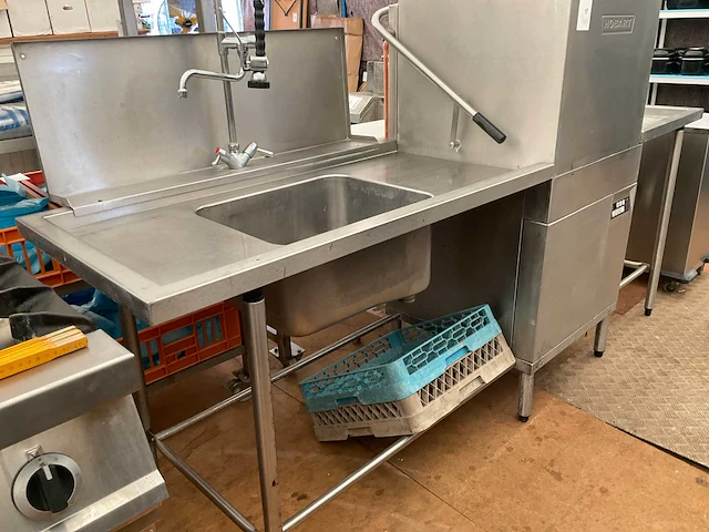 Hobart korvenvaatwasmachine met aanvoertafel en spoeltafel - afbeelding 1 van  8
