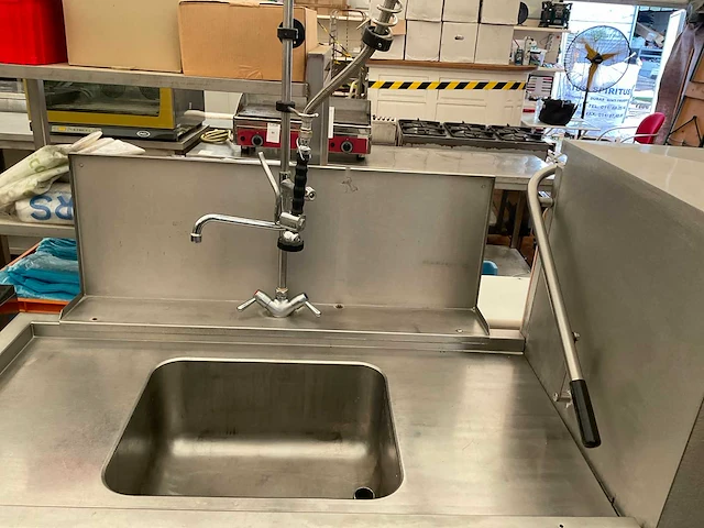 Hobart korvenvaatwasmachine met aanvoertafel en spoeltafel - afbeelding 2 van  8