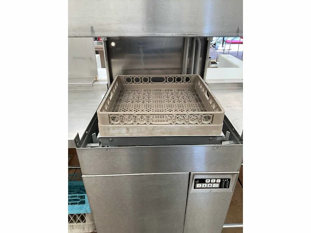 Hobart korvenvaatwasmachine met aanvoertafel en spoeltafel - afbeelding 4 van  8